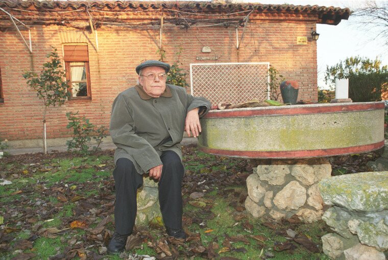 José Jiménez Lozano en su casa de Valladolid el 12 de diciembre de 2002, tras el fallo del Premio Cervantes. / Felipe Fernández Frade / El Mundo de Valladolid