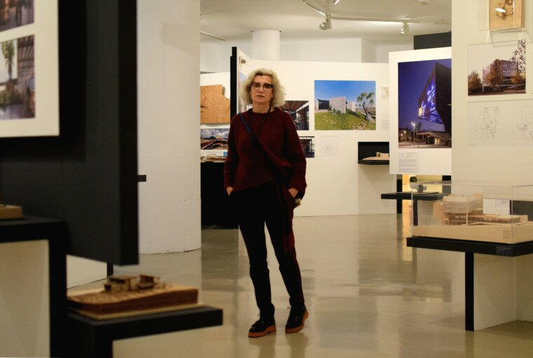 La arquitecta Carme Pinós, protagonista de una muestra sobre su trayectoria en el Museo ICO de Madrid, conversa con LEER sobre la importancia de sus lecturas en la manera que tiene de entender el oficio.