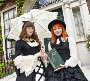 Dublín celebra –y así democratiza– cada 16 de junio la novela más difícil, ‘Ulises’. Mientras, a poco más de 30 kilómetros, el castillo de Lord Dunsany parece aristocratizar por confinamiento la literatura popular de quien fuera su señor. Fértil paradoja en la feraz Irlanda.